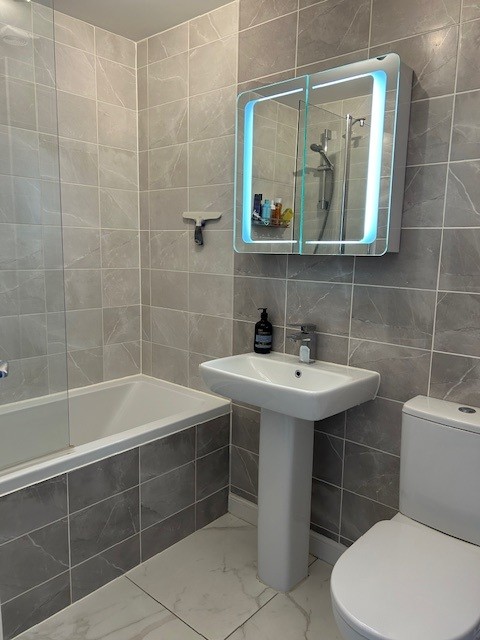 14 Coed Y Ffynnon - bathroom-2