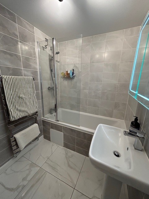 14 Coed y Ffynnon - bathroom