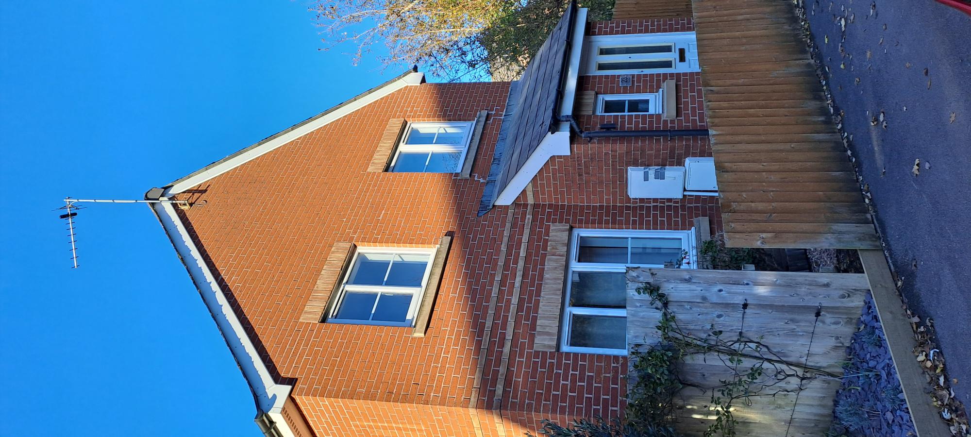 23 cae Gwyn Front ext