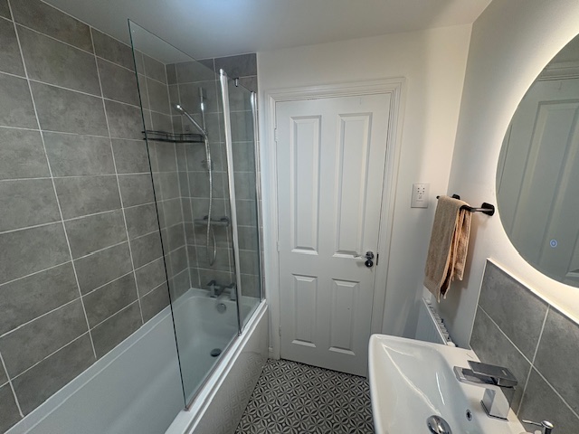 BATHROOM 2