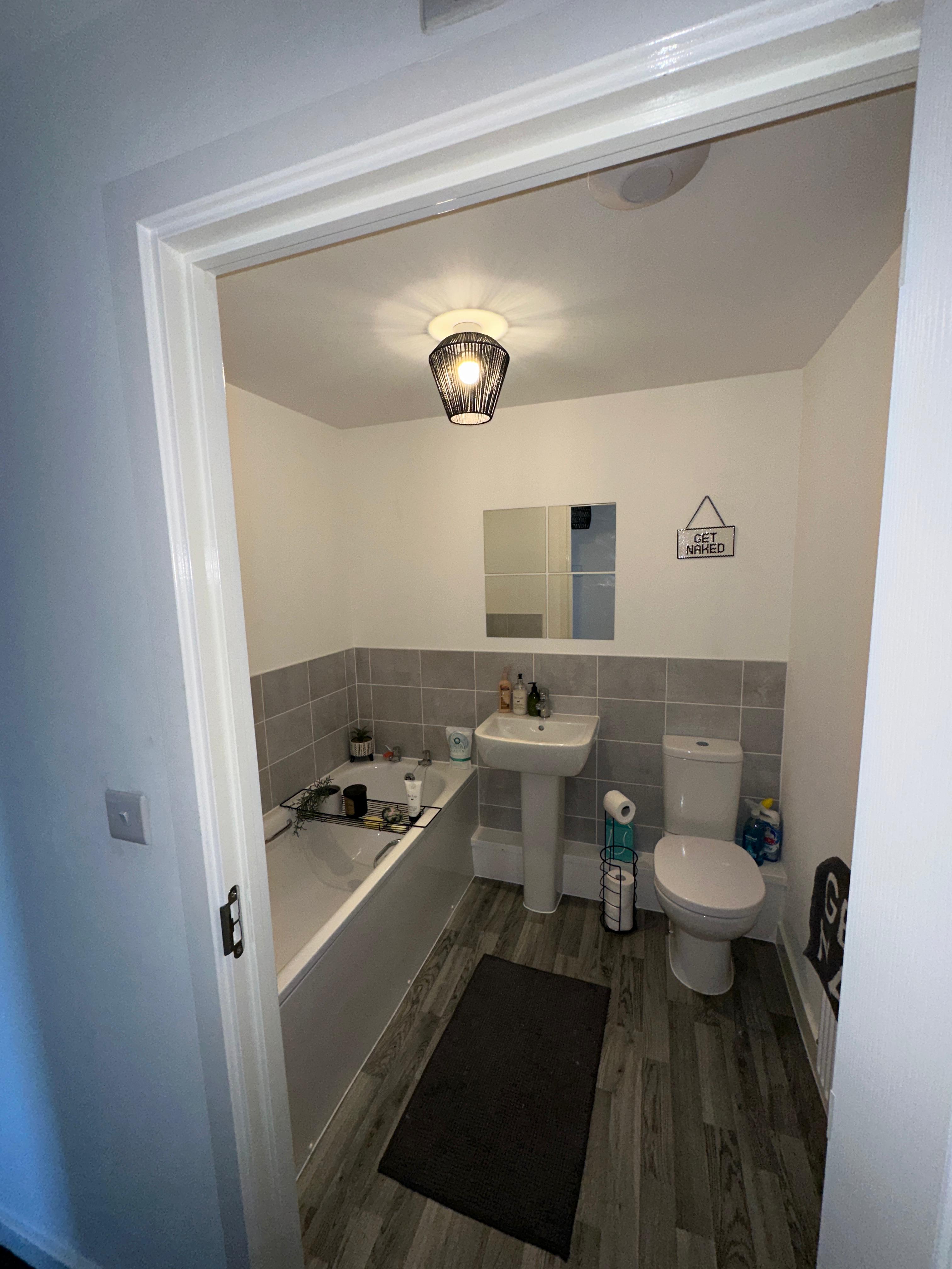 Clos Y Rheilffordd Main Bathroom 2