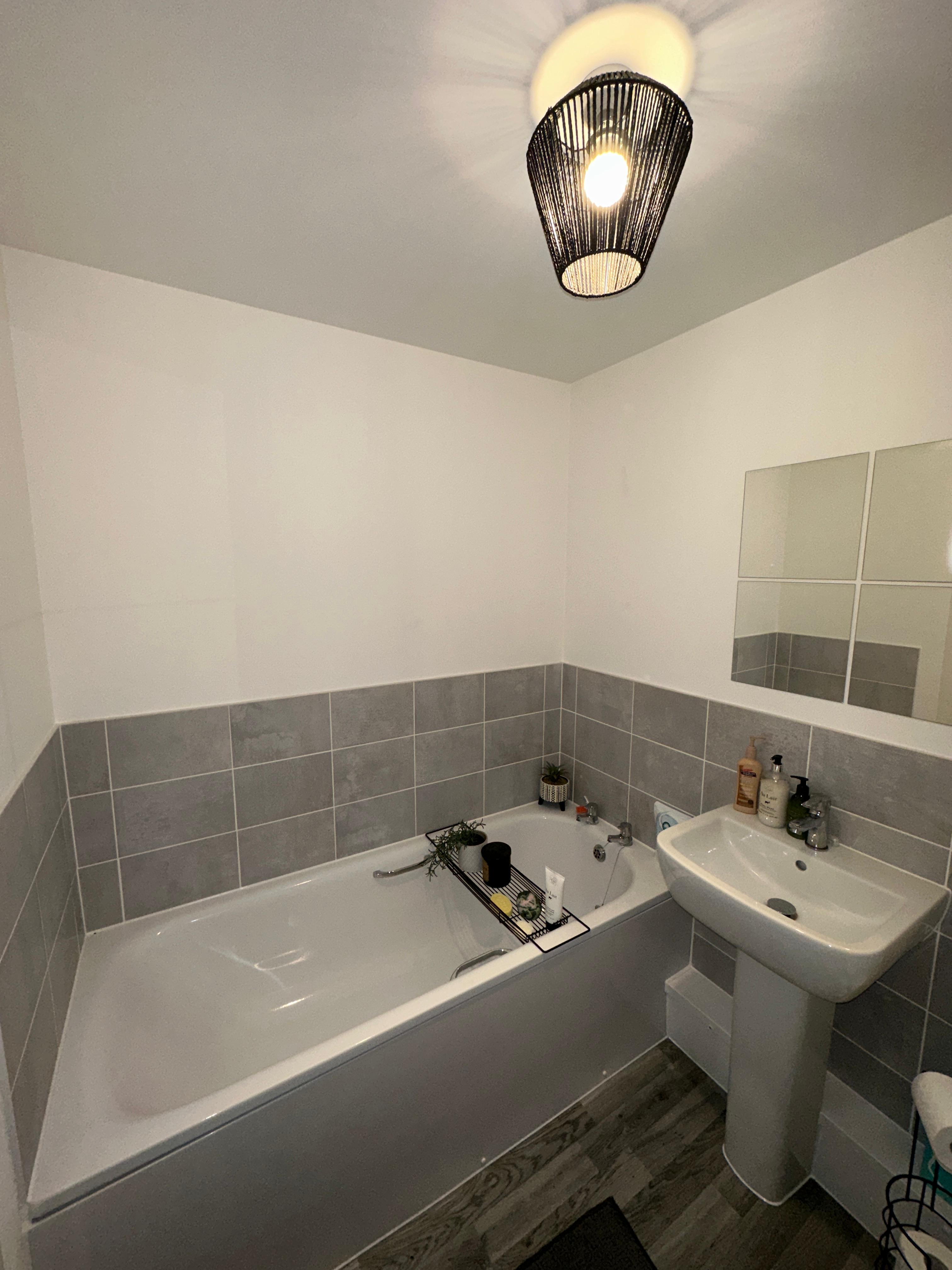 Clos Y Rheilffordd Main Bathroom
